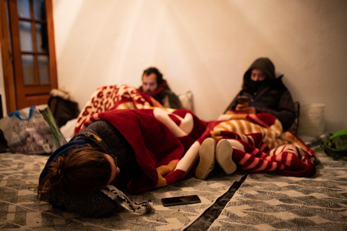 joangalvezfoto's tweet photo. Avui la pressió popular ha fet que la Yousra i les seves dues filles menors d'edat puguin dormir a casa. Tot i això el desnonament ha quedat en data oberta. No saber quan ni com et faran fora de casa és d'una violència insostenible. https://t.co/uqjLSn8QWC