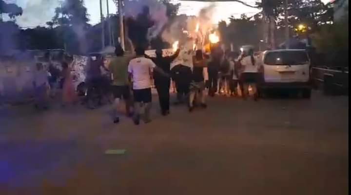 'DISARM RAPISTS - SMASH SEXISM'

In Yangon's Ahlone Township, a group of revolutionary youths staged a protest against the rapist military on the night of November 19.

#RejectMurderousJunta
#Nov19Coup
#WhatsHappeningInMyanmar