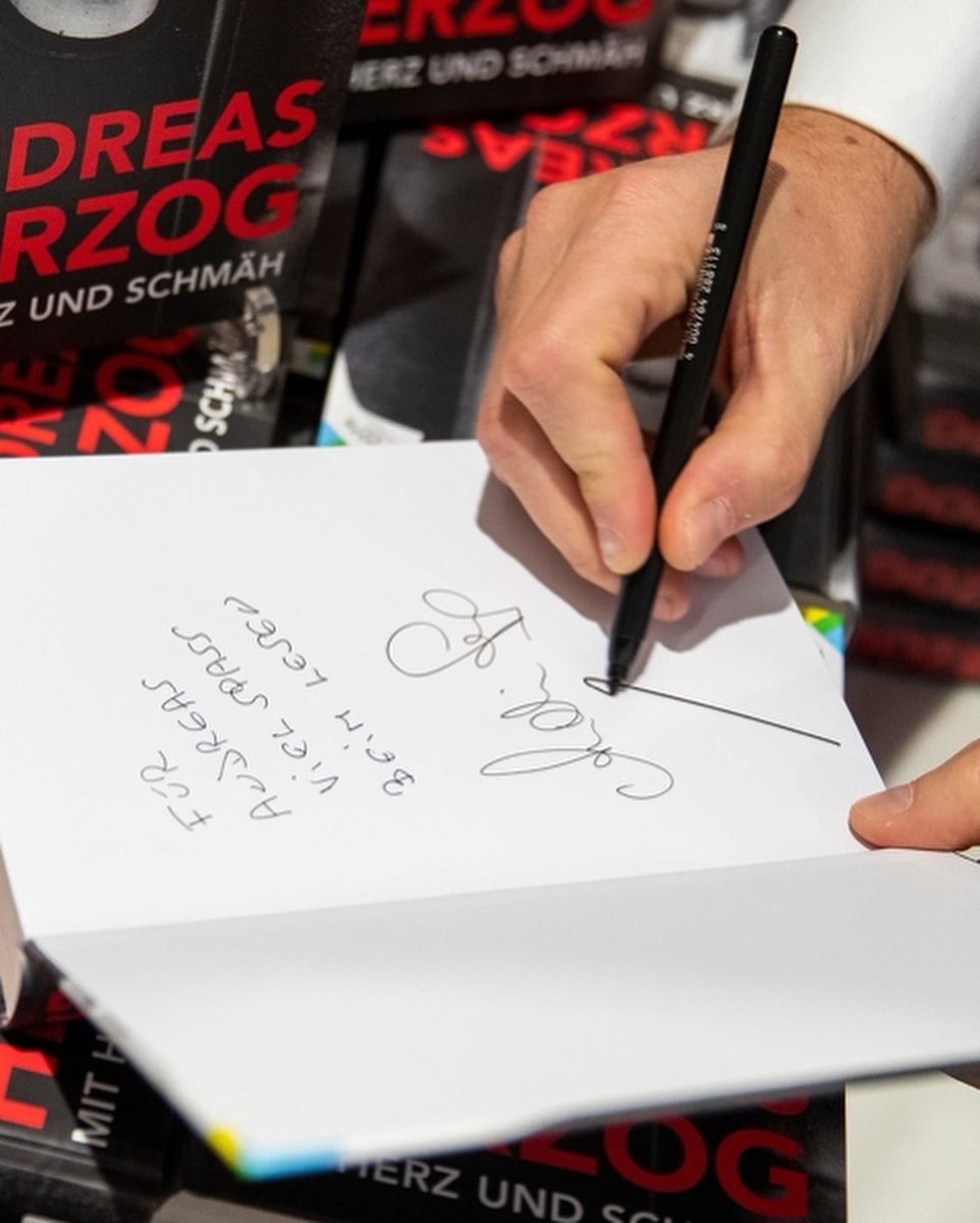Meine Biographie inklusive Widmung und Autogramm 🖋 bekommt ihr beim Egoth Verlag. Bestellt das Buch einfach im Webshop und gebt im Warenkorb unter Notizen eure Wünsche. Zum Webshop: egoth.at/product-page/a…

Alles Liebe, 
euer Andi 

#HerzerTwittert #HerzerlSchreibt