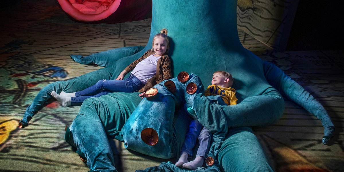 suomenmerimuseo's tweet photo. Hyvää lapsen oikeuksien päivää!
#merimonsterit #SuomenMerimuseo #MerikeskusVellamo #museot #museokortti #näyttelyt
Kuva: Heidi Noponen, Kuvagalleria Kotka. Merikeskus Vellamo. https://t.co/x6fg5fqKVI