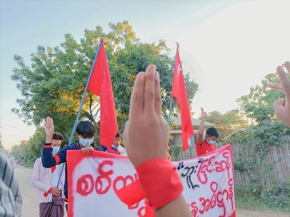 Locals in #Ayardaw Tsp marched to oppose against the Military dictatorship and protested without kneeling under military boots.
#RejectMurderousJunta
#Nov19Coup   
#WhatsHappeningInMyanmar