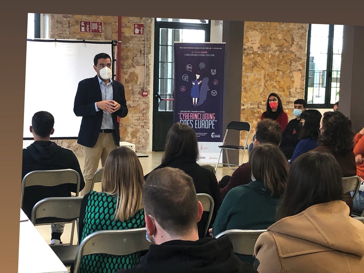 EuroJuventudMur's tweet photo. Con @mrossemp @Europarl_ES dialogando sobre las iniciativas #Europeas en #CyberAcoso y juventud . Proyecto #Cyberincluding @EUErasmusPlus en @AytoMurcia #HacemosEuropa https://t.co/dRgHiZOqSn