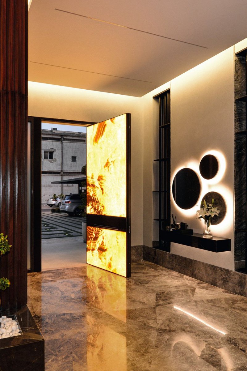 soluarquitect's tweet photo. La espectacularidad de #puertasdeseguridad #oikos se ve potenciada por sus posibilidades de personalización. Aquí el modelo #synua luce un impresionante revestimiento “arco iris” retroiluminado, a juego con RAL9005 de otros elementos del #proyectoarquitectonico … ¡Espectacular! https://t.co/ifNTkiETqW