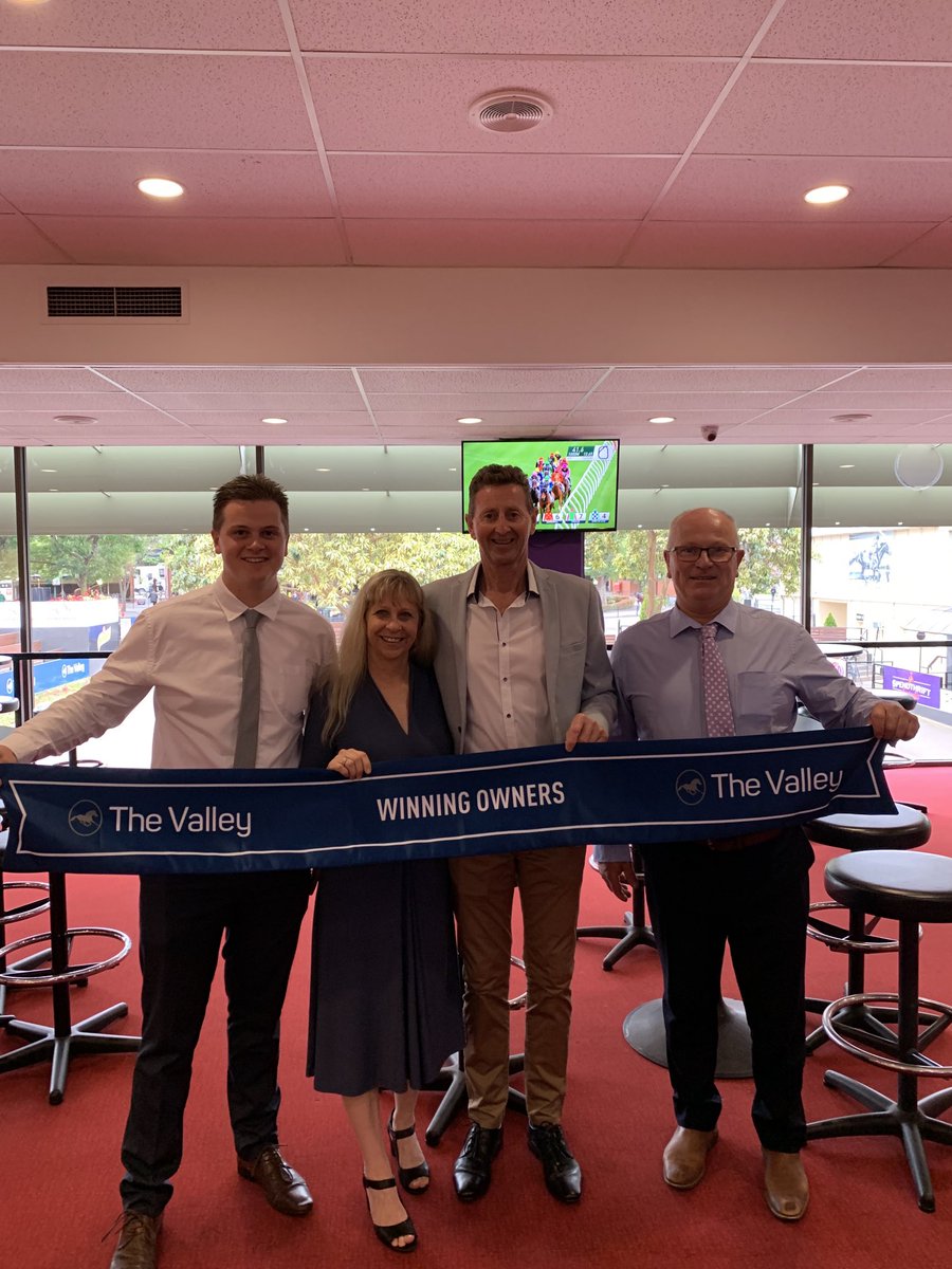 1000giggles's tweet photo. Always A great #FridayNight  💡💡⁦@TheValley⁩ ⁦@ladbrokescomau⁩ Congrats to all winning #OwnersConnections &amp; we hope everyone enjoyed ⁦@Spendthrift_au⁩ #MyardBarOwnersSuite 👌🐎 #OwnersRock https://t.co/ttcp6uVawh