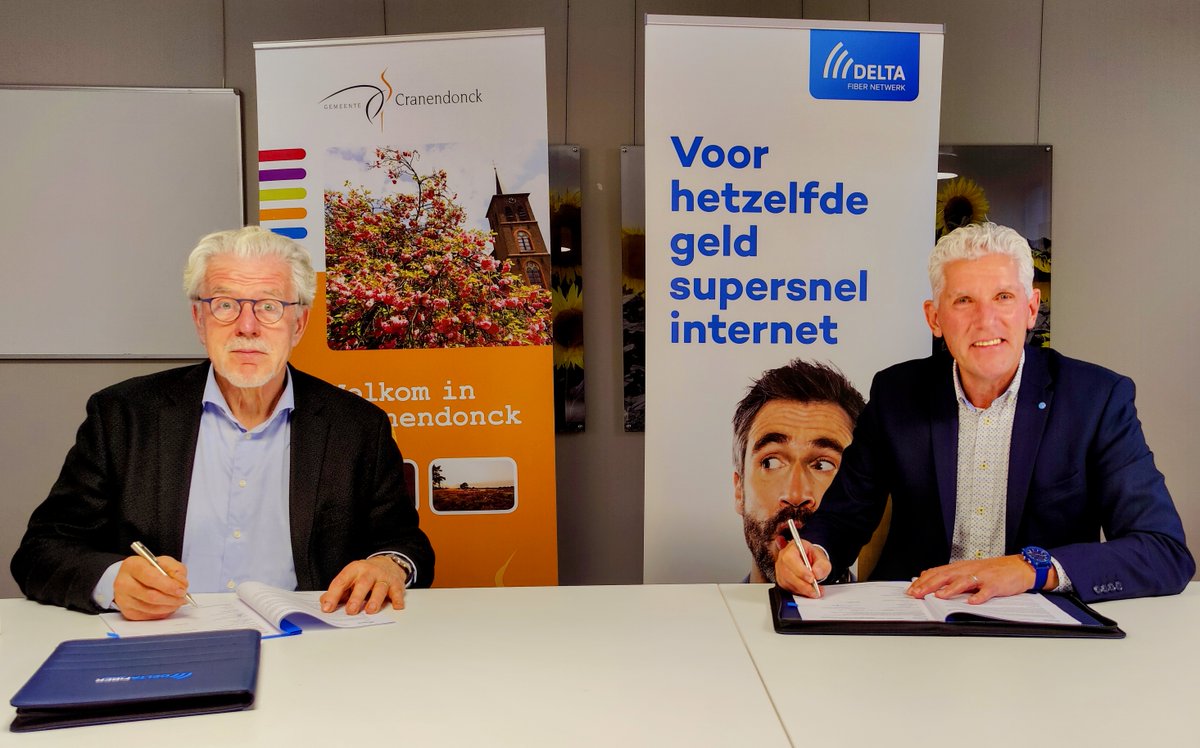 Gem_Cranendonck's tweet photo. Afgelopen maandag 15 november ondertekenden directeur Piet Grootenboer van DELTA Fiber Netwerk en wethouder Frans Kuppens het convenant voor de aanleg van #glasvezel in de kleine kernen van Cranendonck: https://t.co/KsDSOXcEal https://t.co/3FzrSNiqmQ