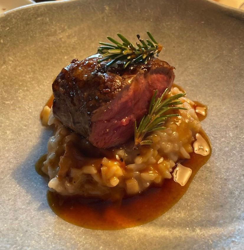ElErmitanoRte's tweet photo. “El ciervo asado en sal de setas silvestres con risotto de castañas al queso de oveja” 

Puro sabor 🍴 ¡Feliz Viernes amigos! 🙂

#michellinstar #solesrepsol #restaurante #restauranteelermitaño #elermitañorestaurante #benavente #tiendaonline https://t.co/8RYclQyOmr