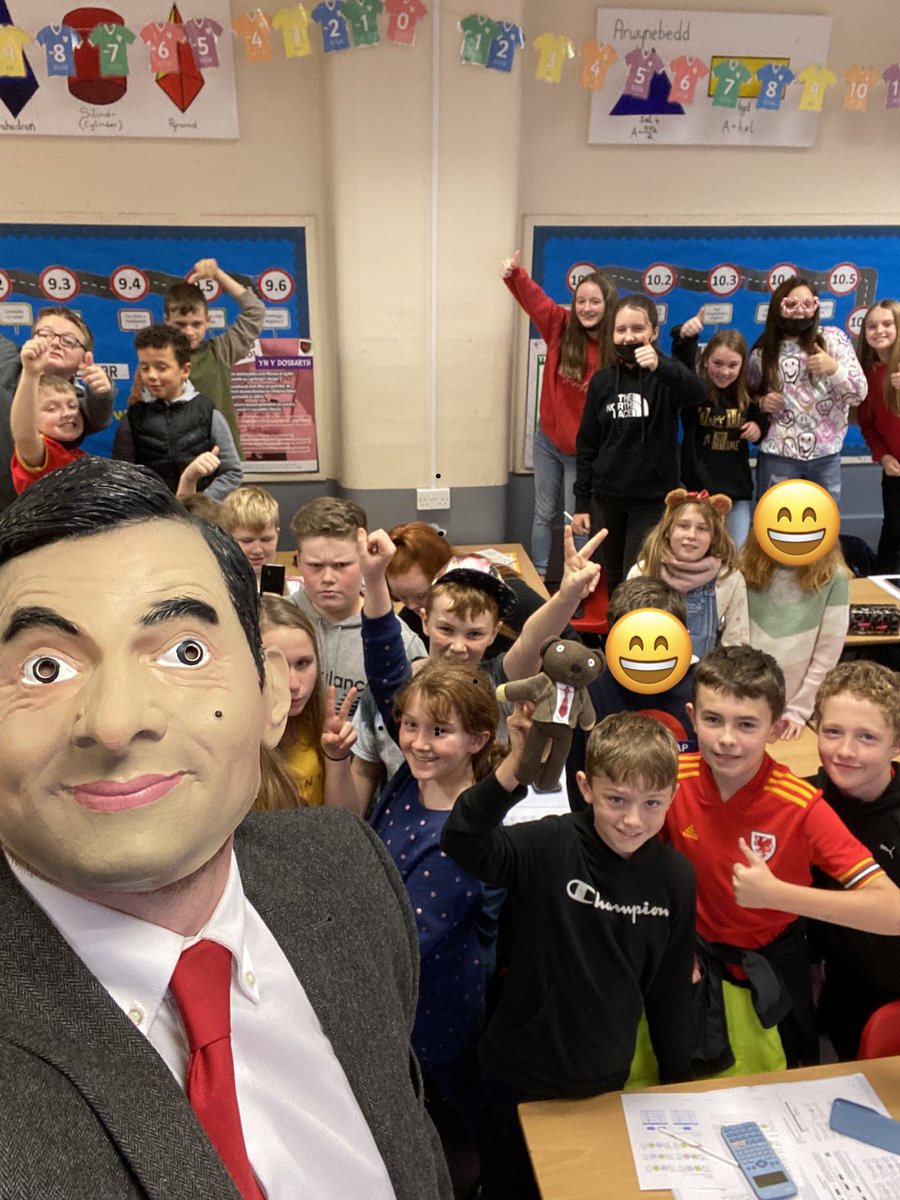MathsTryfan's tweet photo. Mr Bean yn dysgu Algebra i Flwyddyn 7 heddiw 🤣 #plantmewnangen @ysgol_tryfan https://t.co/FC8WRGB8Bi