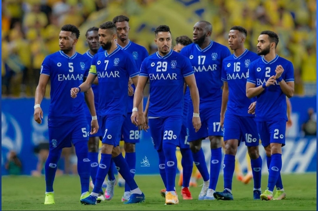 ُأكثر فريق ُحرم من لاعبيه بسبب الاصابات في المنتخب..لم يتوقف نجومه الأساسيين من سنوات عن الركض كغيرهم..أكثر من دعم صفوف المنتخبات السعودية ولازال..أكثرمن شرف الكرة السعوديةكنادي في كل المحافل داخلية وخارجية إذن من مبدأ #عدالة_المنافسة هو #الهلال الذي يستحق أن يراعى ويكافأ فقط👋