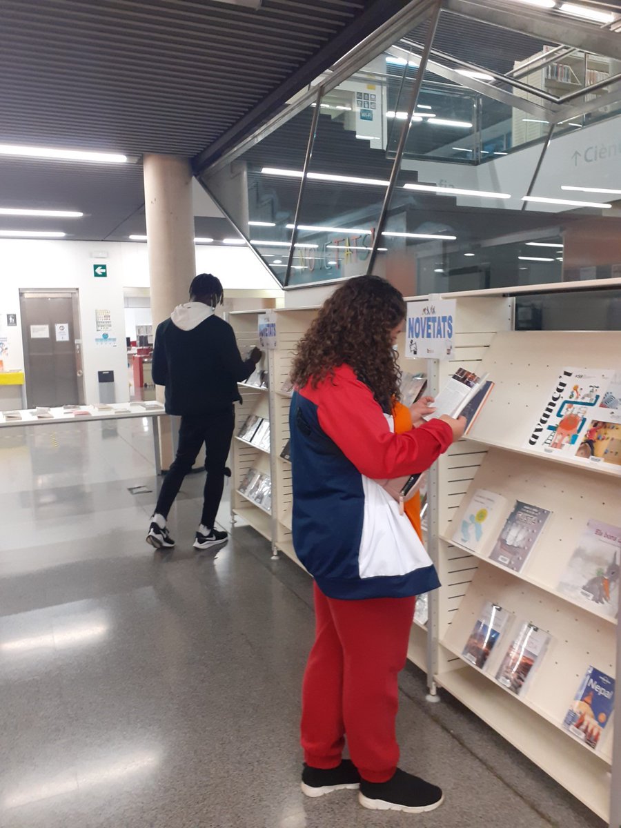 CCARefugi's tweet photo. Dilluns vam gaudir de les instal·lacions i recursos de la Biblioteca Puiggener amb usuàries i voluntàries del programa #Tenderol de @CCARefugi per conèixer l'entorn i els serveis que ofereix la ciutat de Sabadell @Aj_Sabadell 
🤗💚Una tarda molt entretinguda!
#DefensemlAsil https://t.co/deWE5cJUM2