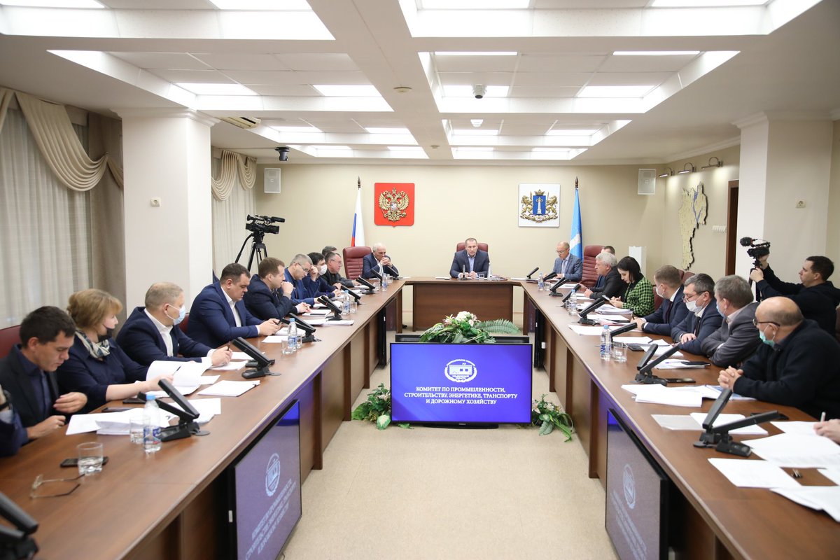 Сегодня приняла участие в заседании комитета ЗСО по промышленности. Говорили про расходы на транспорт и строительство. На развитие транспортной системы отправят 7,7 млрд рублей. На сферу строительства предусмотрен 2,1 млрд рублей.
