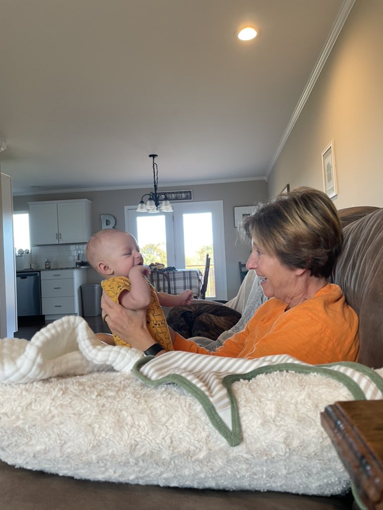 2_karkar's tweet photo. Ya know, it’s awesome when you’re 5-10 min early for your shift work.. Mom is always 45+ min early for hers #BeBe #hedontmind https://t.co/9rLCyg714z