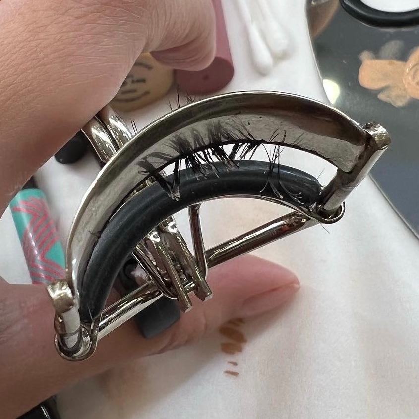 mainedcm's tweet photo. Yup, real lashes. This is what happens when you put too much pressure on an eyelash curler (without finger rings), you get a chunk of your lashes ripped out in a flash. Girls, go easy when curling if you don’t want a semi-kalbo lid. 🥲 https://t.co/2DujELCCDd