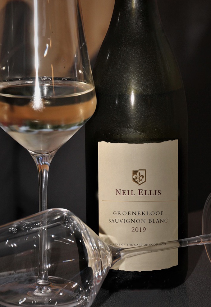WineyardEA's tweet photo. Pale straw like colour with attractive greenish hues. Bright tropical aromatics, with subtle citrus and overtones. The palate is elegant with delicately detailed sweet tropical fruits and a lively acidity, refined minerality, poised palate, textured and a long flavoursome finish. https://t.co/H1IHD73Tjl