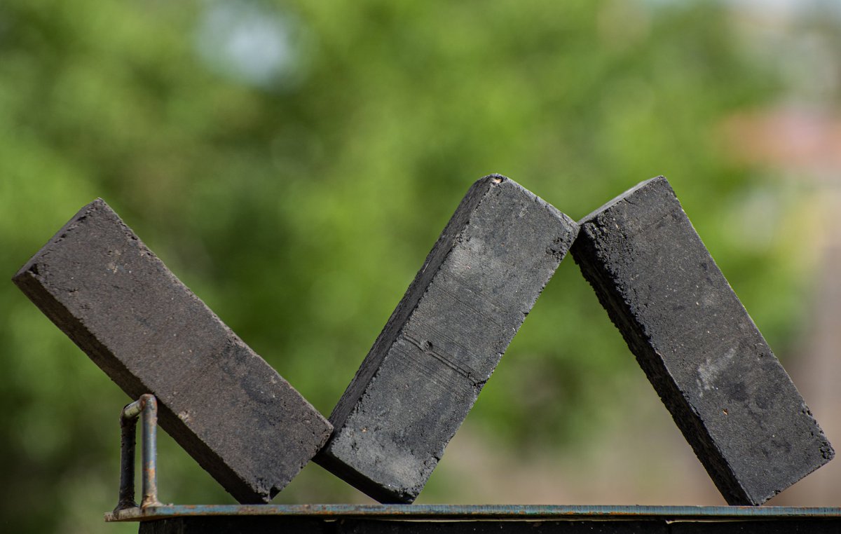 nulinnovations's tweet photo. His bricks are not made of cement or crushed stone. Not even water. It's just plastic waste and sand. Tšehla Kata, the former student of the National University of Lesotho (NUL), recycles plastic waste into paver bricks. He calls himself Ralitoti-oa-Setene. https://t.co/DJiYBEBAr8