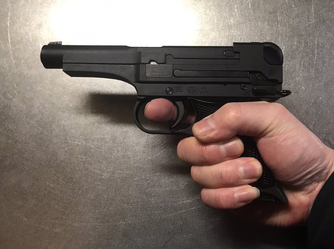 九四式拳銃はグリップ細いので手が小さい人でも余裕で握れる。扶桑ウィッチコスにはオススメかも知れない。しかしモノが無い。やはり割と出回ってるブローニング? 