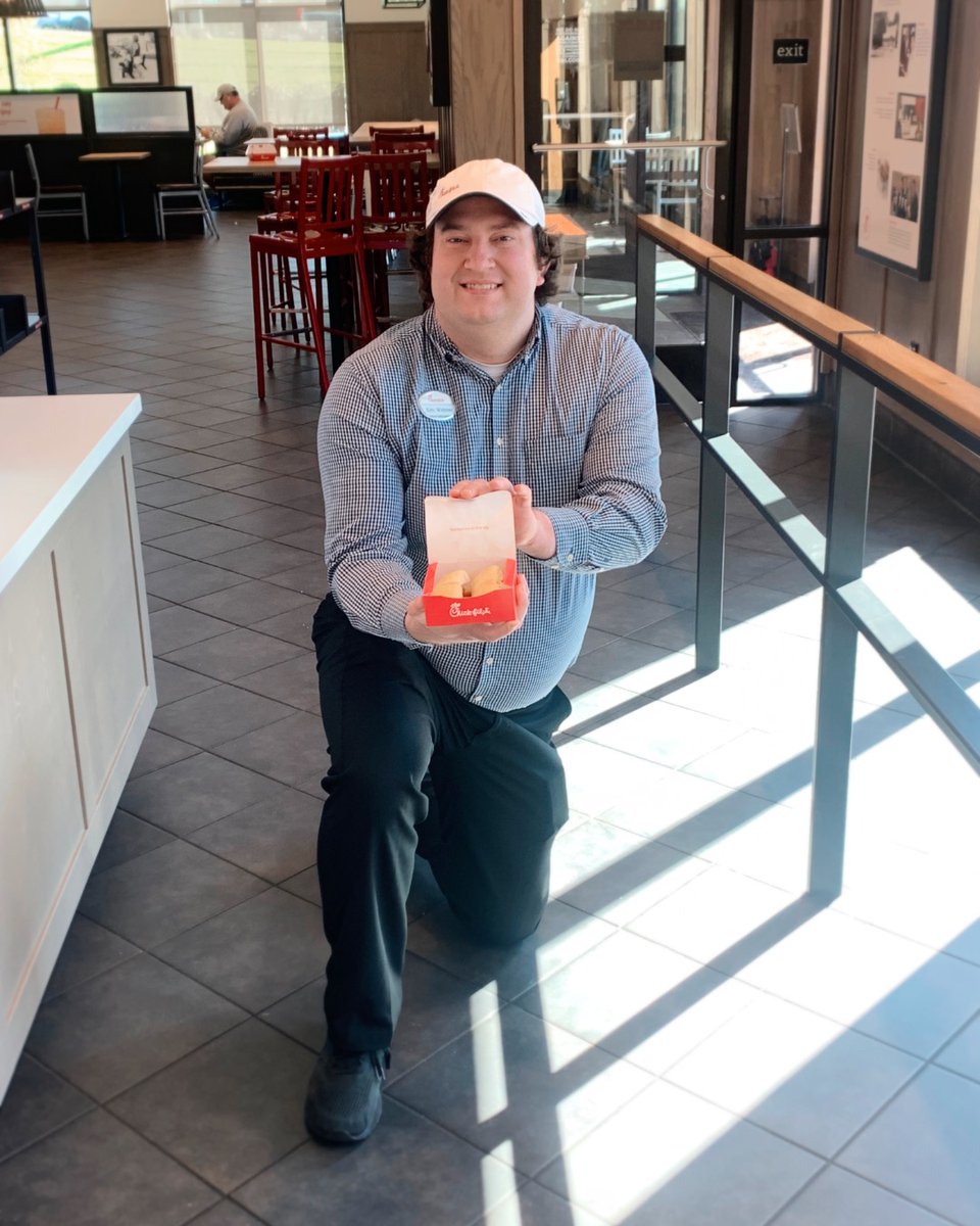 CFAHighway96's tweet photo. Will you accept these minis?
.
.
#heretoserve #thelittlethings #franklintn #franklineats #williamsoncountytn #chickfila #cfa #chickfilabreakfast #cfabreakfast #breakfast #chicknminis #happyfriday #fridayfeels #friday https://t.co/aBUsySIZIL