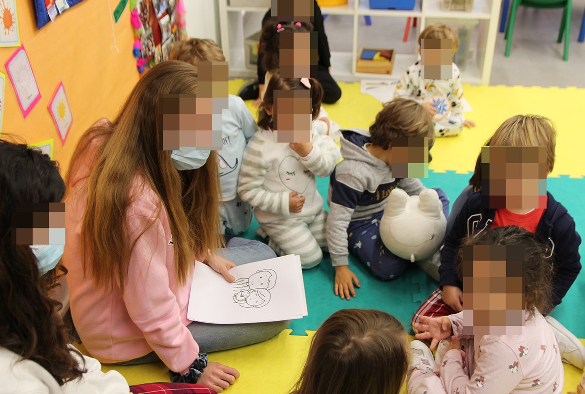 LiceoEuropeo's tweet photo. Hoy celebramos en el colegio el #PyjamasDay y para conmemorar el #DíaUniversalDelNiño ayudamos a dar visibilidad al #AcogimientoFamiliar
Los alumnos del 2º Año del @IB_DP han sido los encargados de dirigir las actividades para los más pequeños, en colaboración con @ASEAF_ISN https://t.co/Uq4slKgpFw