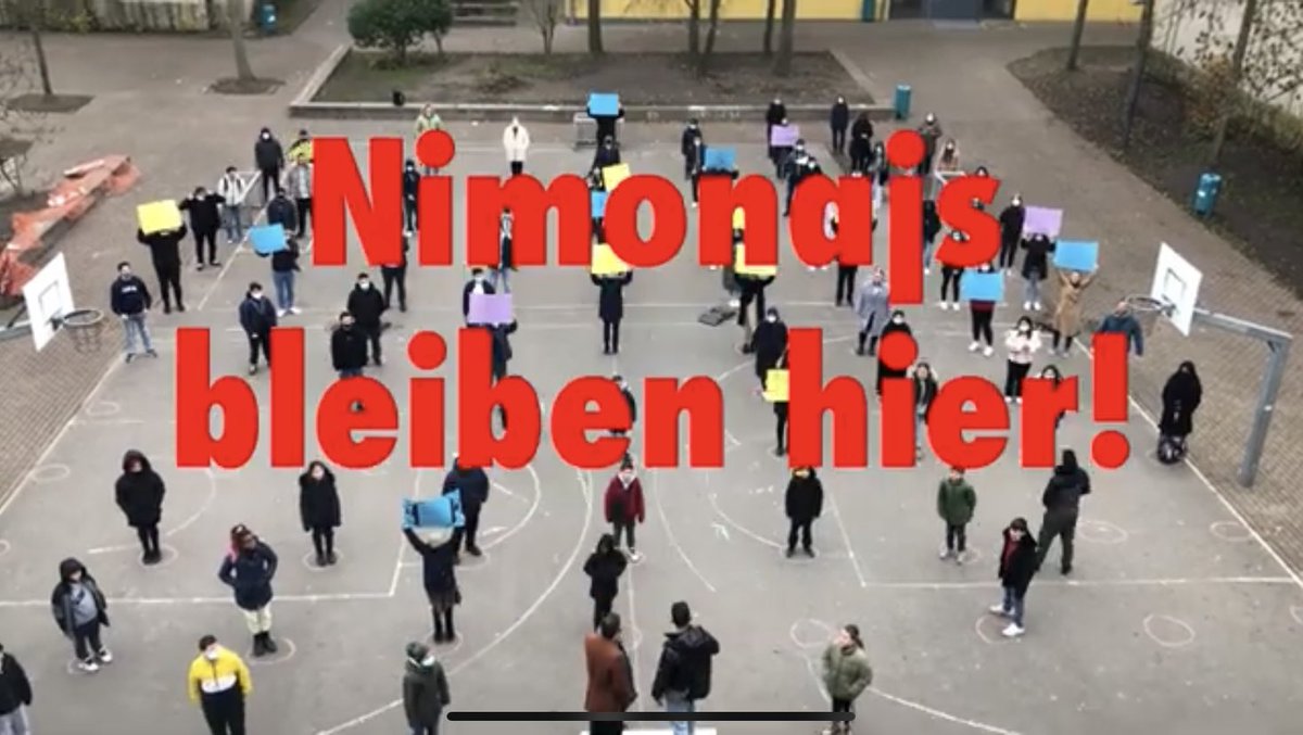 Um die Abschiebung von 5 hier geborenen Kindern zu verhindern, haben Schüler:innen der Nelson-Mandela-Schule in #Hamburg das u.s. Video gedreht. Kommentiert und verbreitet es, auf dass die Härtefallkommission nächste Woche in ihrem Sinne entscheidet!
👉 youtu.be/7Kxf6OdjBic