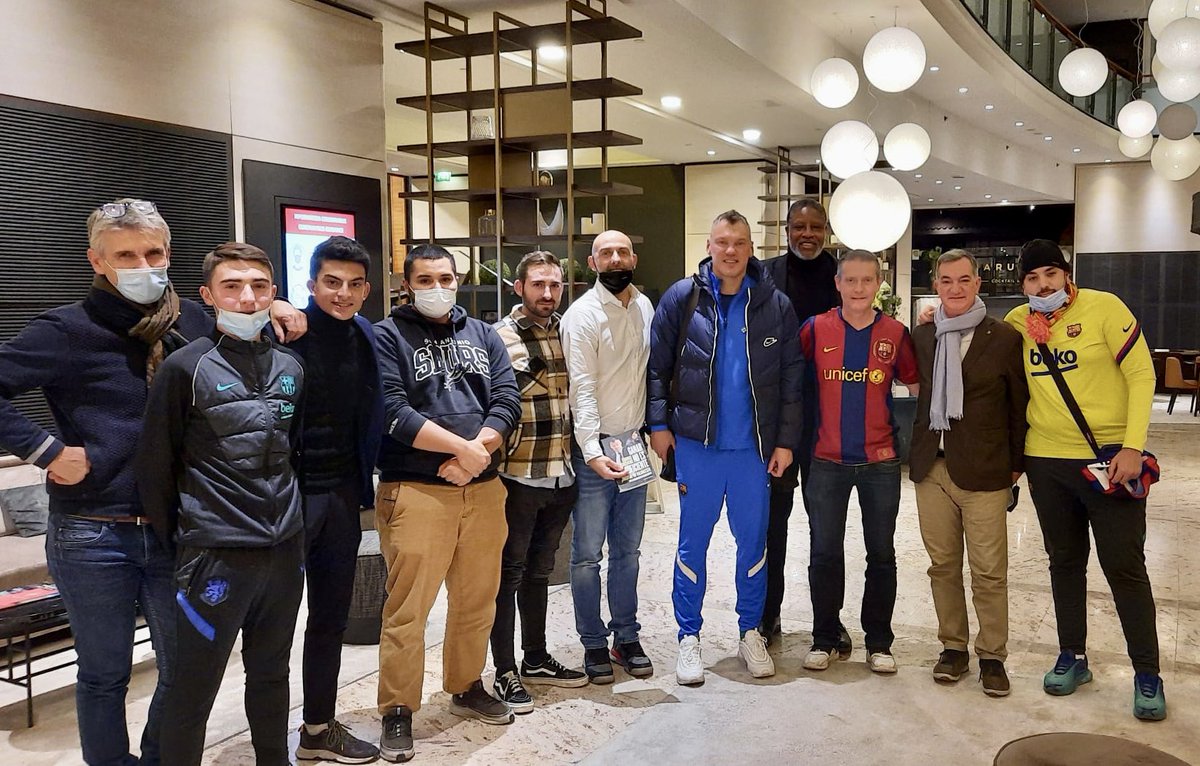 atomicdog14's tweet photo. Encuentro con miembros de la la @PenyaLyon en la ciudad de Lyon antes del Partido del @FCBbasket vs @LDLCASVEL 
@FCBPenyes @FCBarcelona_es https://t.co/lqICbEBDnx