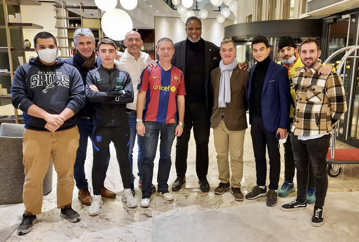 atomicdog14's tweet photo. Encuentro con miembros de la la @PenyaLyon en la ciudad de Lyon antes del Partido del @FCBbasket vs @LDLCASVEL 
@FCBPenyes @FCBarcelona_es https://t.co/lqICbEBDnx