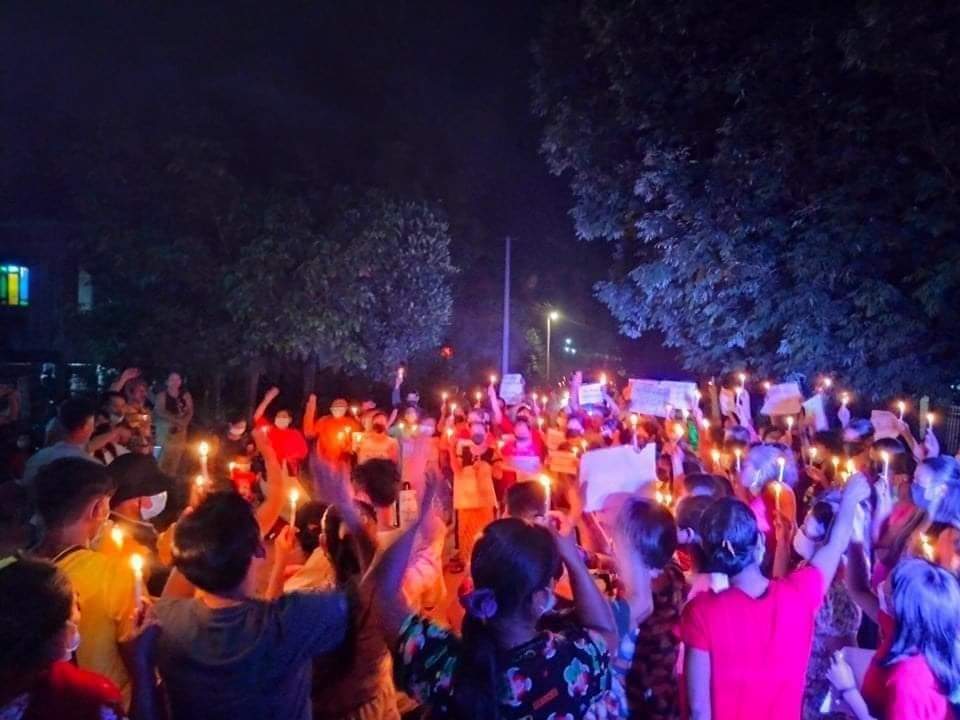 In #Winyaw area, Kyainseikgyi Tsp , Kayin State, pro-democracy residents including children staged a night protest and called for the restoration of democracy in Myanmar.
#RejectMurderousJunta
#Nov19Coup   
#WhatsHappeningInMyanmar