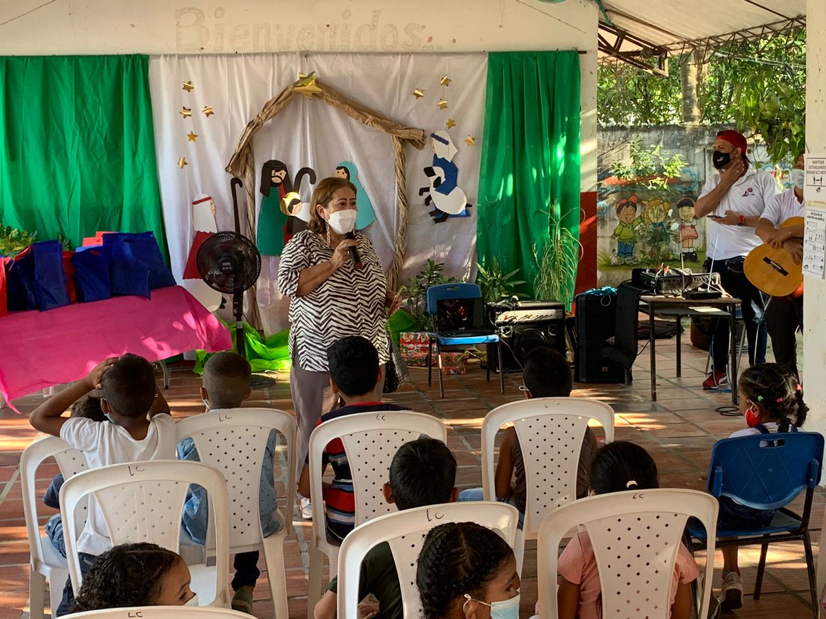 normalhacienda's tweet photo. Profesores, estudiantes y Rectora de @normalhacienda  llevamos una sonrisa a niños de Puerto Giraldo (Ponedera) y Sabanalarga, Gracias a Padres de Familia que contribuyeron con un regalo que entregamos a estas escuelas del Atlántico @cataucgo @BibianaRinconL @makusolano https://t.co/3ugZbzGQum