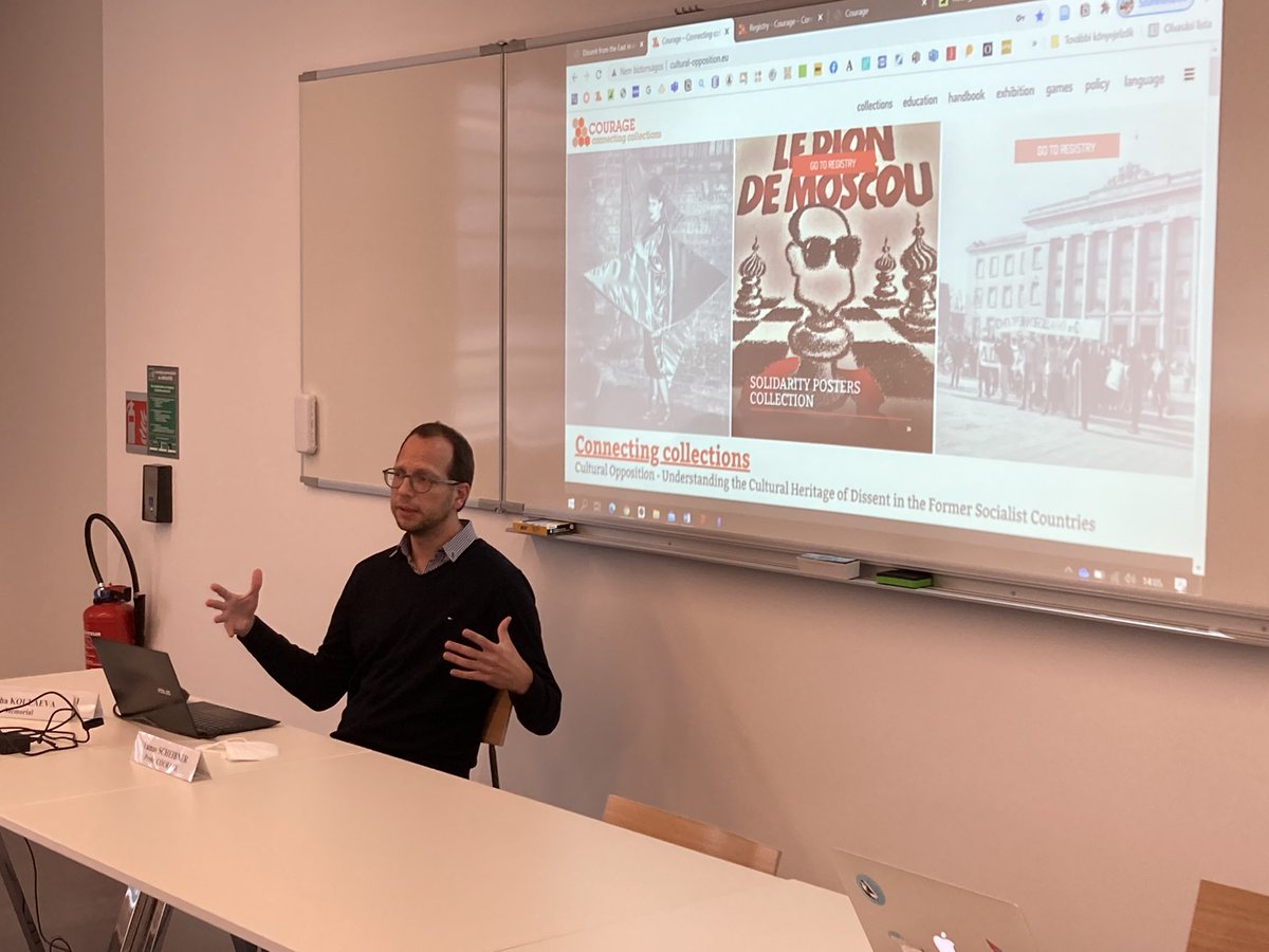 dissinvent's tweet photo. Tamás Scheibner présente le projet « COURAGE » dans le cadre de la journée d’études de Dissinvent https://t.co/ULxzDECyfM
