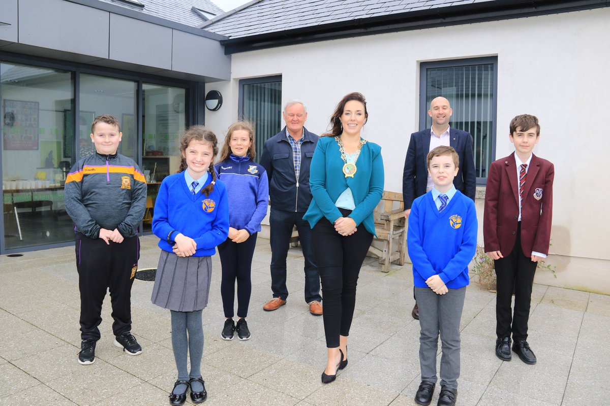 nmdcouncil's tweet photo. Bronnann Cathaoirleach Cathy Mhásún teastais ar dheichniúr páistí ón cheantar

Our Chairperson Cllr Cathy Mason presents awards &amp; gifts to 10 children from the area as part of creative writing animation series “Dochreidte/Unbelievable”

@niscreen
@boomclapplay
@MeonEile https://t.co/A0Uxv2J1fc