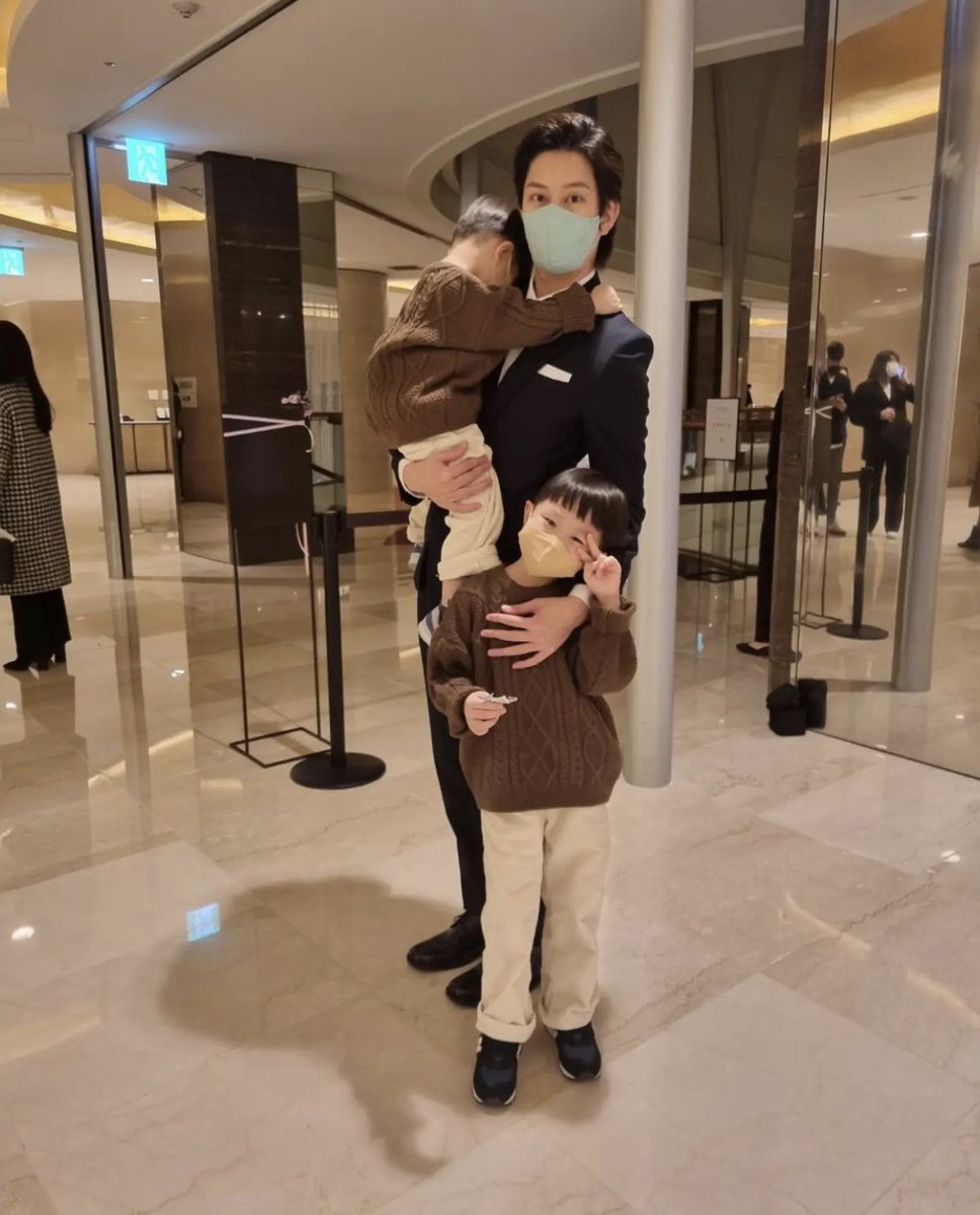 teukienickie88's tweet photo. Heechul, Donghae and Siwon with Heejin’s sons. https://t.co/6q44l5OwjI