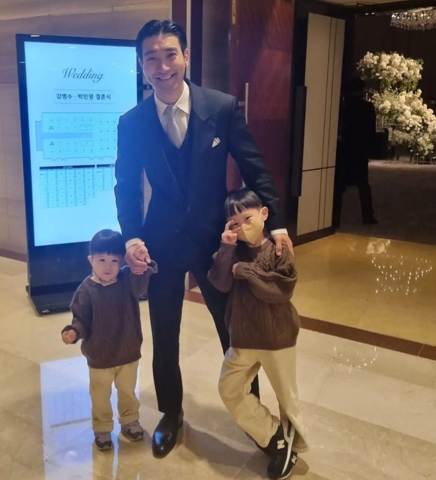 teukienickie88's tweet photo. Heechul, Donghae and Siwon with Heejin’s sons. https://t.co/6q44l5OwjI