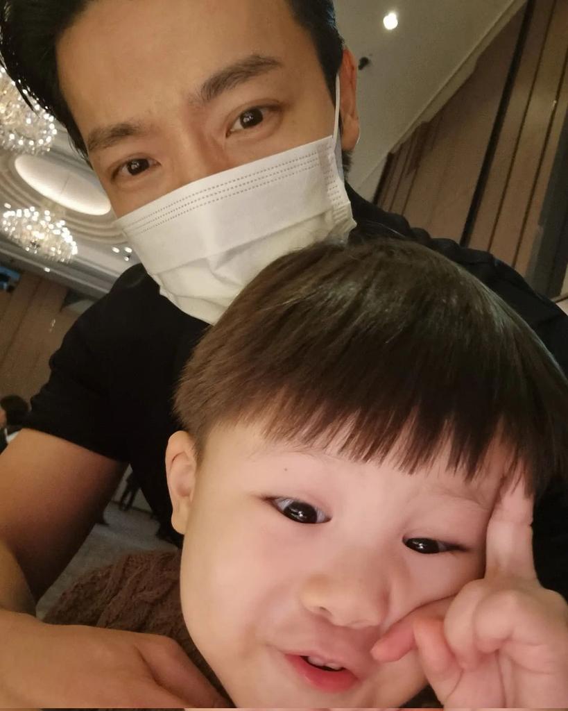 heebunim's tweet photo. heechul, donghae, and siwon with heechul's nephews taein and taehyuk. so cute 😭😭😭 https://t.co/dq3KFAAzUa