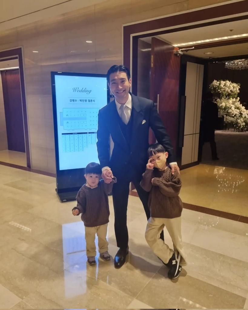 heebunim's tweet photo. heechul, donghae, and siwon with heechul's nephews taein and taehyuk. so cute 😭😭😭 https://t.co/dq3KFAAzUa