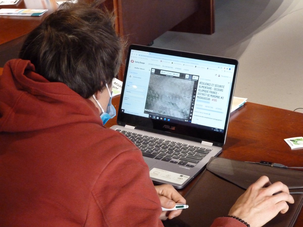 PauGeoNews's tweet photo. Les étudiants de #Géographie ont participé au #Mapathon organisé par @assocCartONG avec l'appui logistique et financier de l'@UMR_TREE. Cette initiation à la #cartographie participative &amp; humanitaire les a amenés à #Madagascar. Merci à @_DMONTAGNE pour l'organisation et les 📷 🙏 https://t.co/9uHyaQf3MB