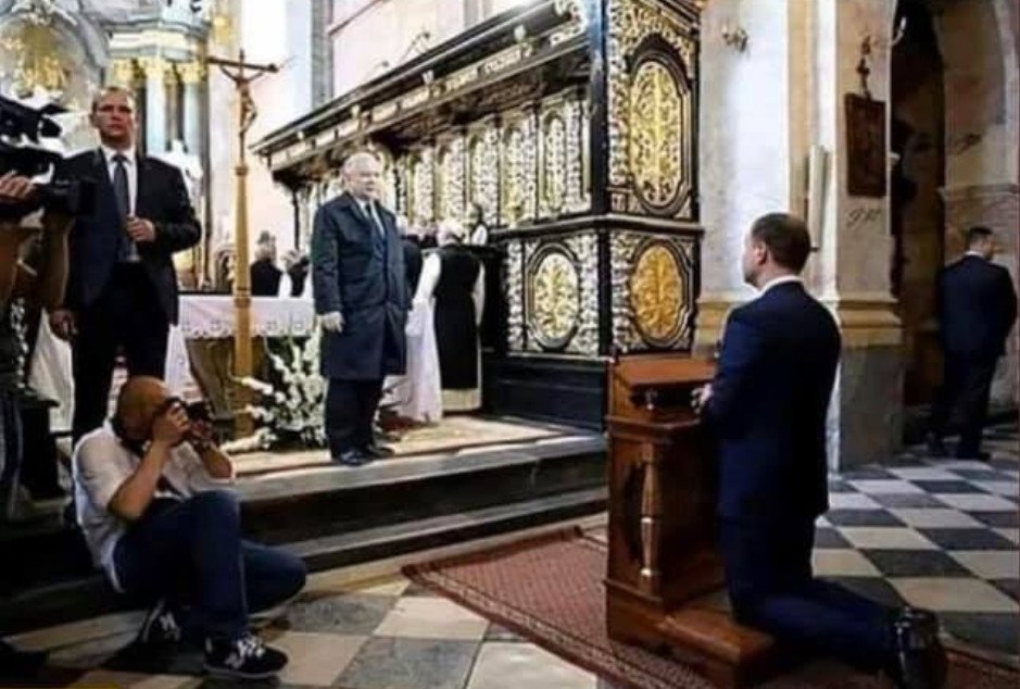 pis_u's tweet photo. @LukaszKohut Tyle Ąnżej potrzebuje do szczęścia 🤣 Znicze , wieńce dopełniają całości radosnego bycia #TheBil https://t.co/PSh2ubZP00