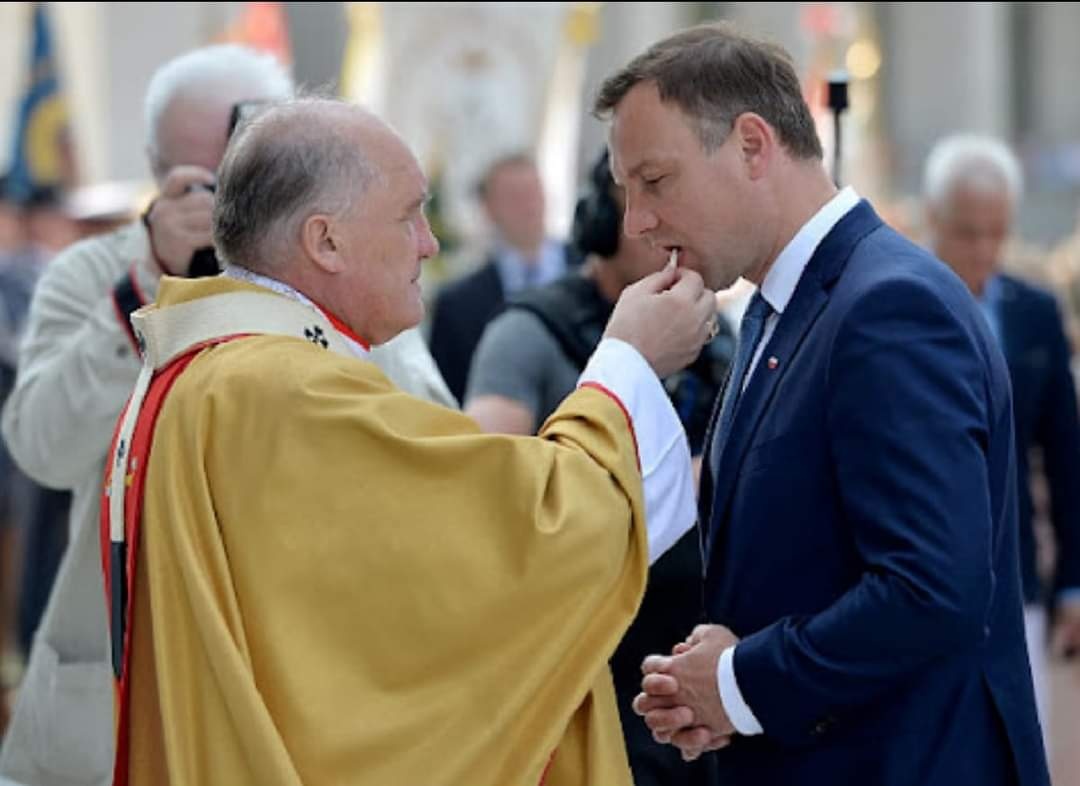 pis_u's tweet photo. @LukaszKohut Tyle Ąnżej potrzebuje do szczęścia 🤣 Znicze , wieńce dopełniają całości radosnego bycia #TheBil https://t.co/PSh2ubZP00