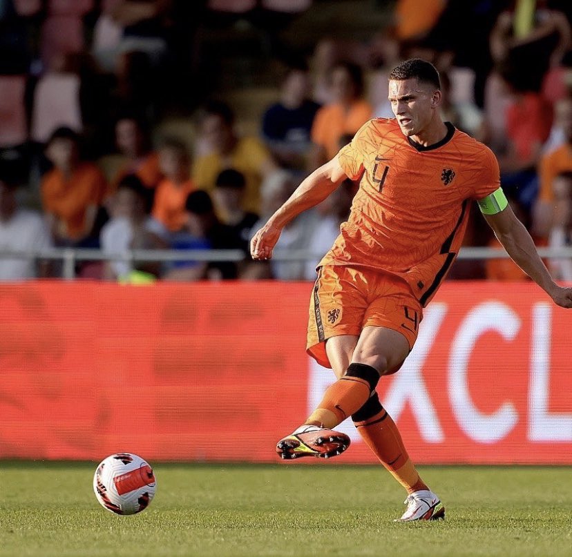 WhuJosh's tweet photo. Sven Botman 🇳🇱
Feel he could thrive under Moyes. Tall, excels in the air, nice left foot, sound forward passing. Bit slow on the turn but again shouldn’t be a problem in a Moyes system alongside the pacey Zouma. https://t.co/CCZIZt41u8