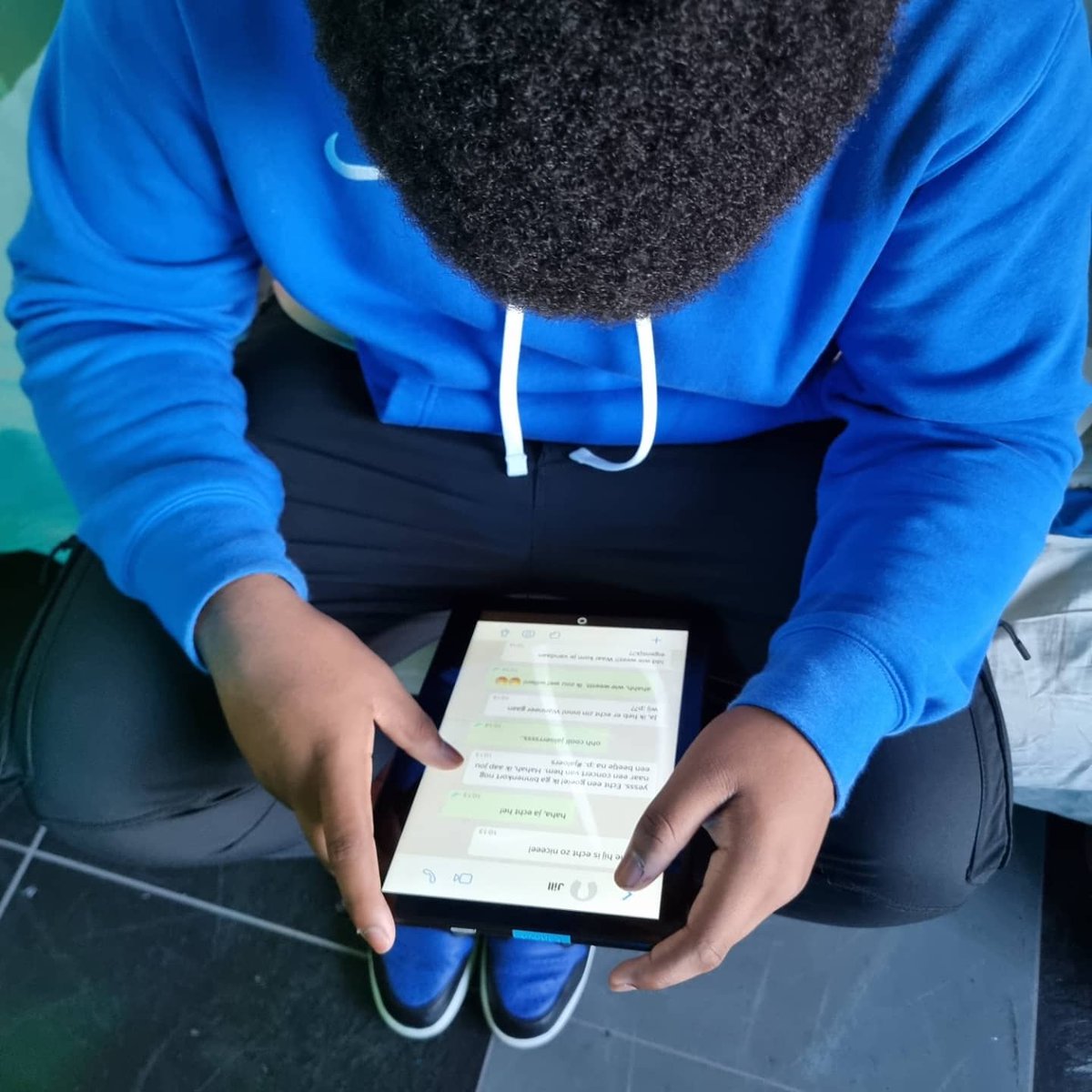 BiancaBoender's tweet photo. Alle 2e klasser van  @WolfertLansing speelde vandaag de #YNGescapegame tijdens de activiteitenweek. Leren over de kansen en gevaren van socialmedia. Naast veel plezier, hebben we ook mooie gesprekken gehad over wat jongeren online meemaken. Top samenwerking @STJJMH
@SytseMeijer https://t.co/CvNqCp6C8L