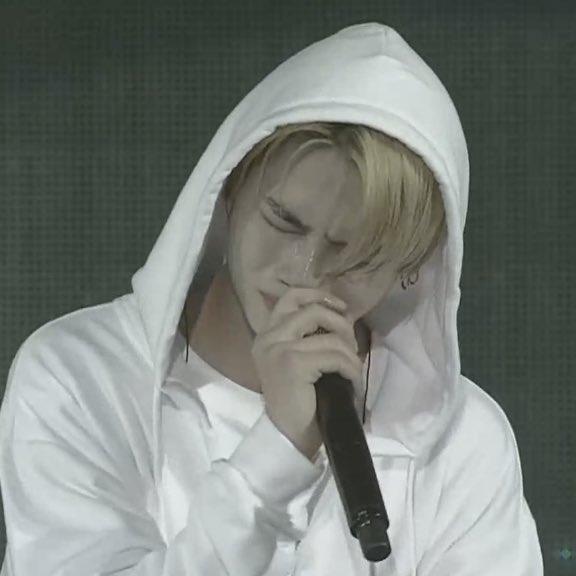 jungwoncrystal's tweet photo. ”mom dad, i miss you” 😟 https://t.co/ByUsXRVrZM