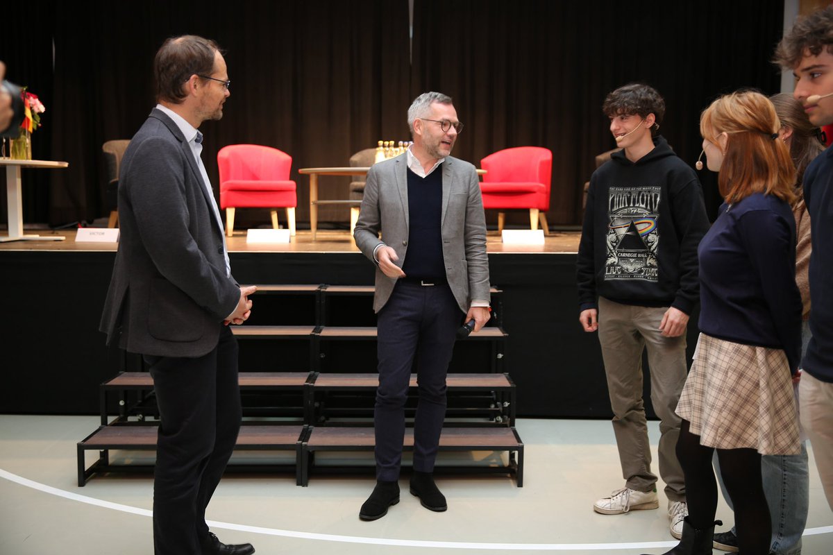 Existentiella och mycket aktuella frågor bl.a. om #klimatet, #Covid_19, #EU samarbete kring Belarus när elever på Tyska Skolans i Stockholm fick samtala med Tysklands 🇪🇺EU-minister Michael Roth @MiRo_SPD. Tack för besöket. https://t.co/WorUdm8sGm