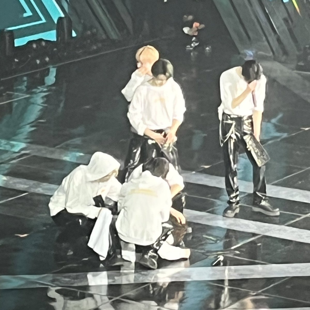gueenca's tweet photo. 7-1=0 엔하이픈 사랑해 https://t.co/eoVjdnrdse
