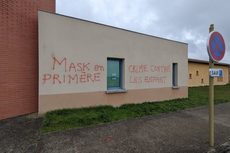 monsieurxanax's tweet photo. A ce stade le crime c’est sûrement pas les masques https://t.co/kA818uqrJK