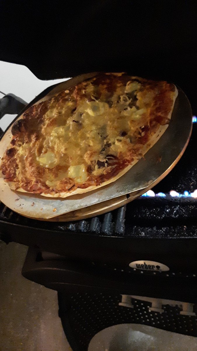 D5: föstudagspizzan og svo er það oft fjallganga eða heimsóknir til fjölskyldu og vina.#12dagatwitter #menntaspjall