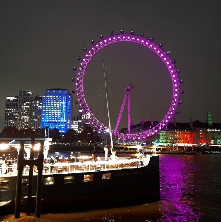 PhilippaWood4's tweet photo. I do love a bit of sightseeing -especially when the Christmas lights are up!  🎄🎄 😊
@visitlondon #London #lights #routemaster #festive #sightseeing #capital #trafalgarsquare #arcade #londoneye #burlingtonarcade #City #shopping #decorations https://t.co/jCbPuCIrZm
