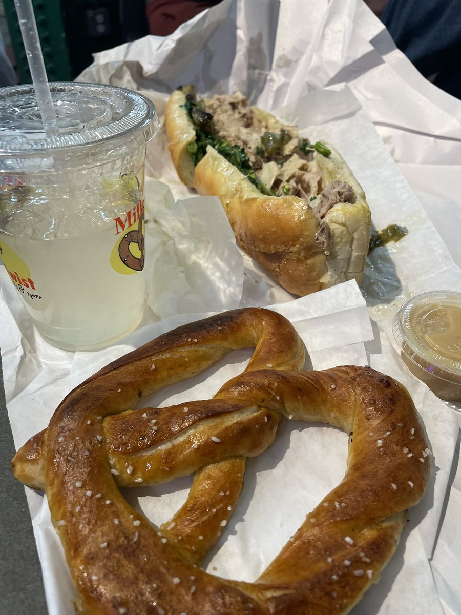 TarynNHatcher's tweet photo. Happy Friday to meeeeeeee 🥨🥰 https://t.co/Xjr1VJ3Eng