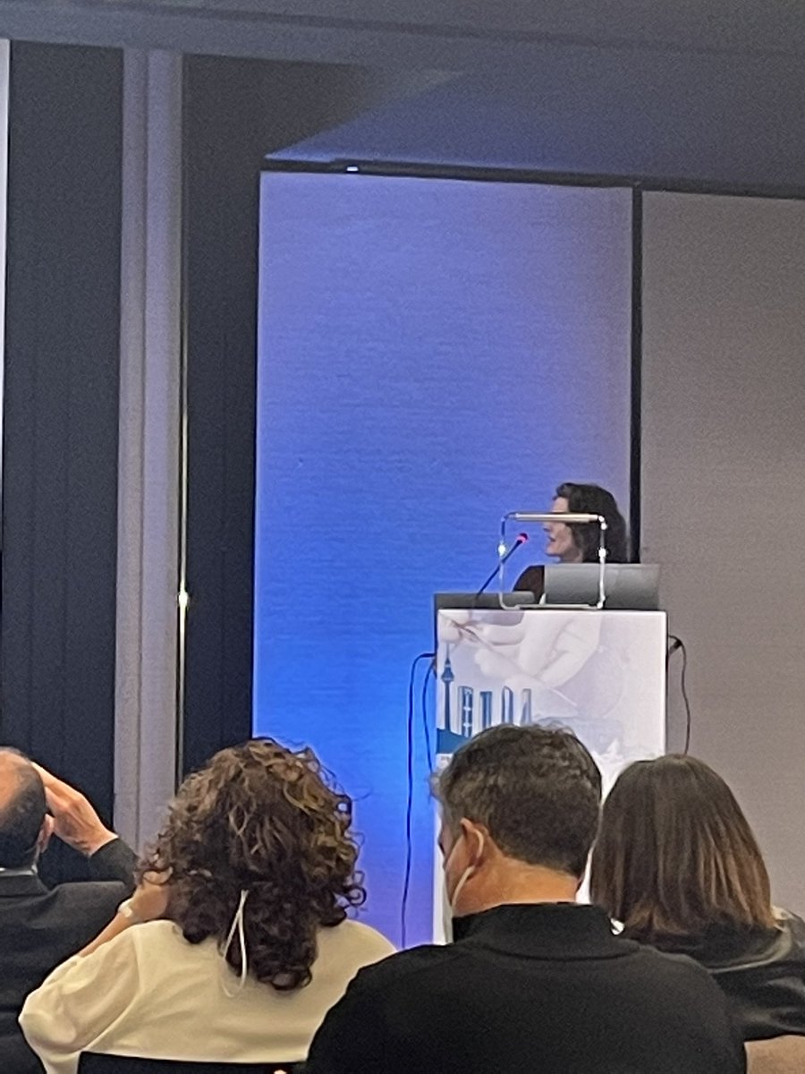 Empieza nuestra <a href="/draevamonzon/">Dra. Eva Monzón</a> jefa asociada de la unidad con su magnífica ponencia sobre programación