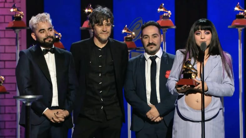 VientoFlorido's tweet photo. ¡Felicitamos a nuestra querida y admirada @monlaferte!, por ganar el merecido reconocimiento y abrir caminos en la música en la categoría al
Mejor Álbum Cantautora en los premios Latin Grammy 2021.
#SEIS
#LatinGrammy2021
#MonLaferte
#MujeresQueHacenMúsica
#SeVaLaVida https://t.co/xTjf5KkmWB