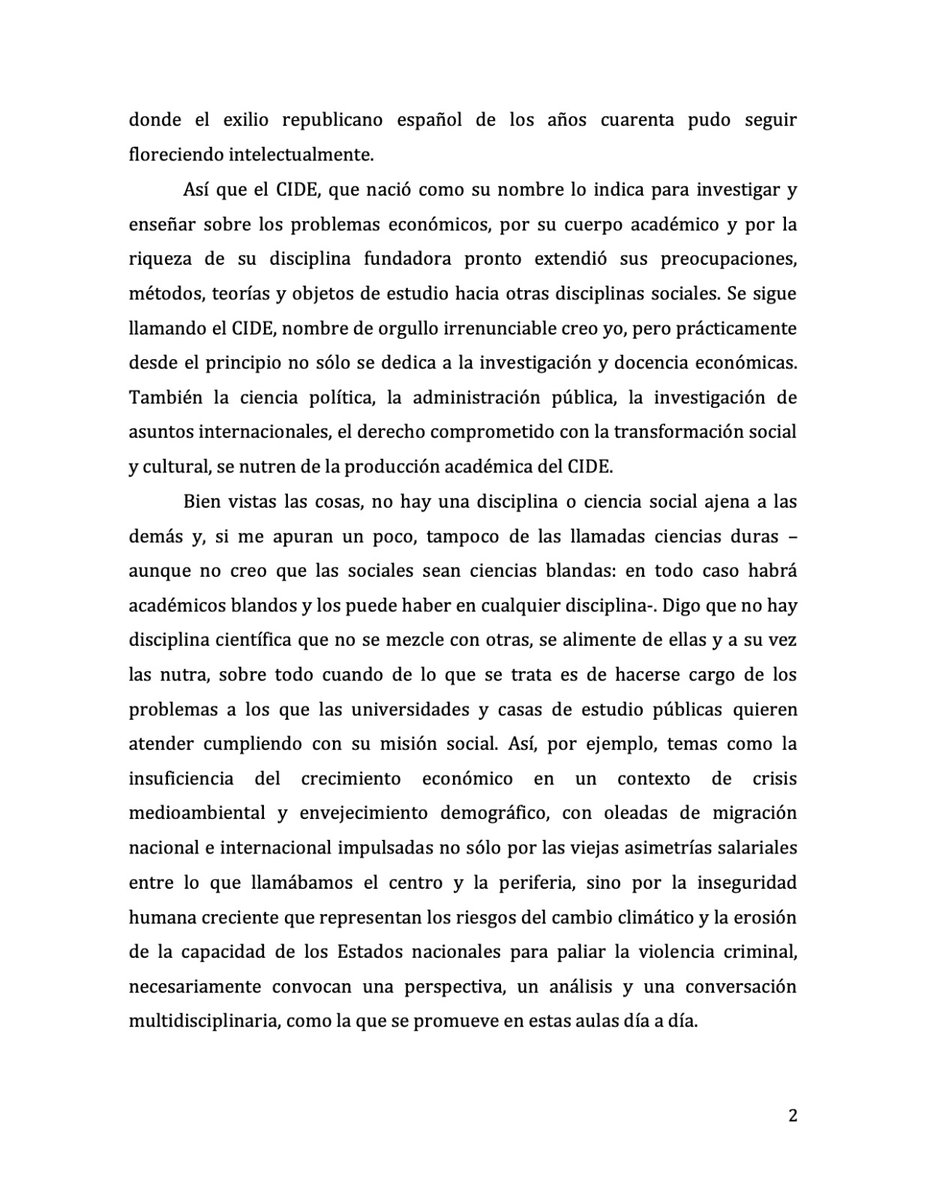 CiroMurayamaMx's tweet photo. En aprecio y solidaridad con la comunidad académica del @CIDE_MX, comparto la intervención que hice en esa casa de estudios en 2019, cuando su entonces director @slayllon me invitó a la ceremonia de graduación de sus posgrados. 

#YoDefiendoalCIDE

Abro 🧵 https://t.co/8mpLC5cRqO