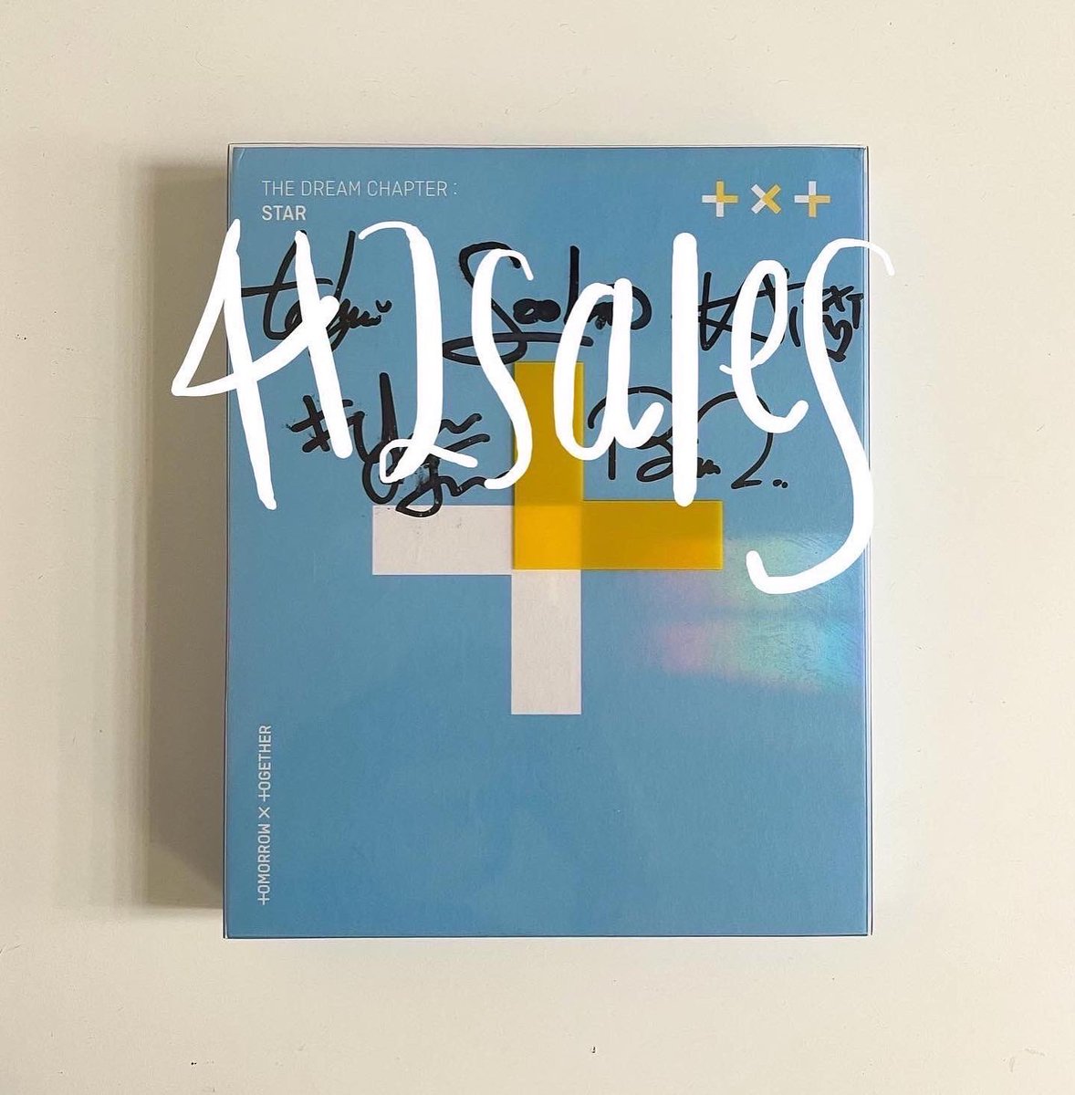 412sales's tweet photo. wts/selling — TXT SIGNED ALBUM

$100, please dm if keen! 💙

— 
#txtwts #wtstxt #txtsigned #txtsale #txtalbum #tomorrowbytogether #txtsell #tomorrow #by #together #txtwtt #txtphotocard #txtsale #txt小卡 #txt https://t.co/nA03iRW6nw