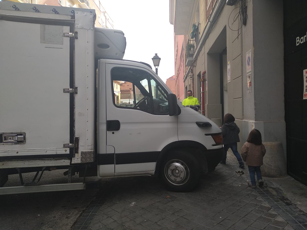 afaunamuno's tweet photo. Y es que, si una de las líneas estratégicas del #PLIAM es procurar a niños, niñas y adolescentes de @MADRID un "entorno urbano seguro y saludable" para que "puedan desplazarse con autonomía" resulta inconcebible que nuestro entorno escolar sea cada día más inseguro e insalubre. https://t.co/3vibZaEF0B