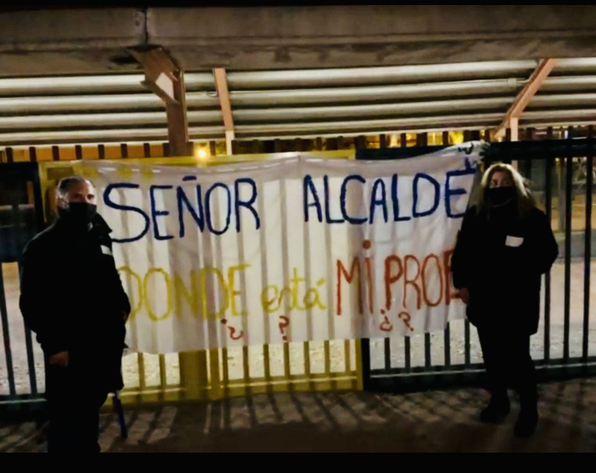 𝗘𝗦𝗖𝗨𝗘𝗟𝗔𝗦 𝗜𝗡𝗙𝗔𝗡𝗧𝗜𝗟𝗘𝗦
Hoy viernes, los compañeros de ULEG asistimos a acompañar y a solidarizarnos con las familias que se concentran en la Plaza de los Gatos en apoyo a las Escuelas Infantiles y Casas de Niños de #Leganés.
#sentimosleganes #somosleganes #infancia